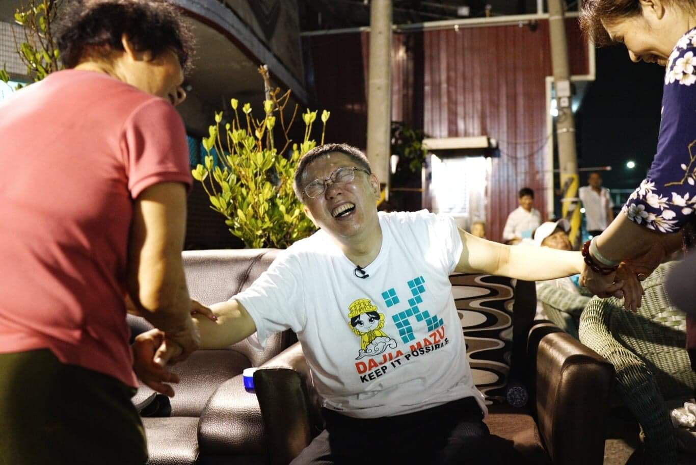 一位78歲的阿嬤幫柯文哲從頭到腳指壓按摩,柯文哲被按到痛處時,臉部頻頻露出痛苦狀。 圖:張良一/攝 一位78歲的阿嬤幫柯文哲從頭到腳指壓按摩,柯文哲被按到痛處時,臉部頻頻露出痛苦狀。 圖:張良一/攝