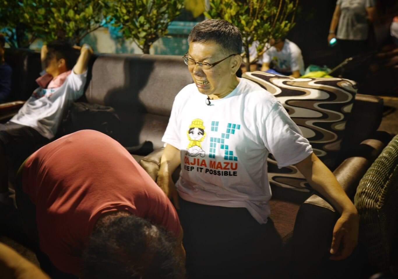 一位78歲的阿嬤幫柯文哲從頭到腳指壓按摩,柯文哲被按到痛處時,臉部頻頻露出痛苦狀。 圖:張良一/攝 一位78歲的阿嬤幫柯文哲從頭到腳指壓按摩,柯文哲被按到痛處時,臉部頻頻露出痛苦狀。 圖:張良一/攝