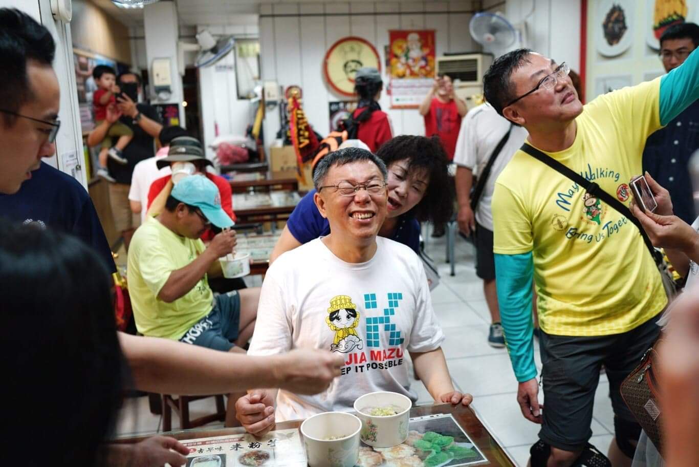 柯文哲被按摩後,開玩笑說,這一按讓他可以不休息一路走到新港奉天宮! 圖:張良一/攝 柯文哲被按摩後,開玩笑說,這一按讓他可以不休息一路走到新港奉天宮! 圖:張良一/攝