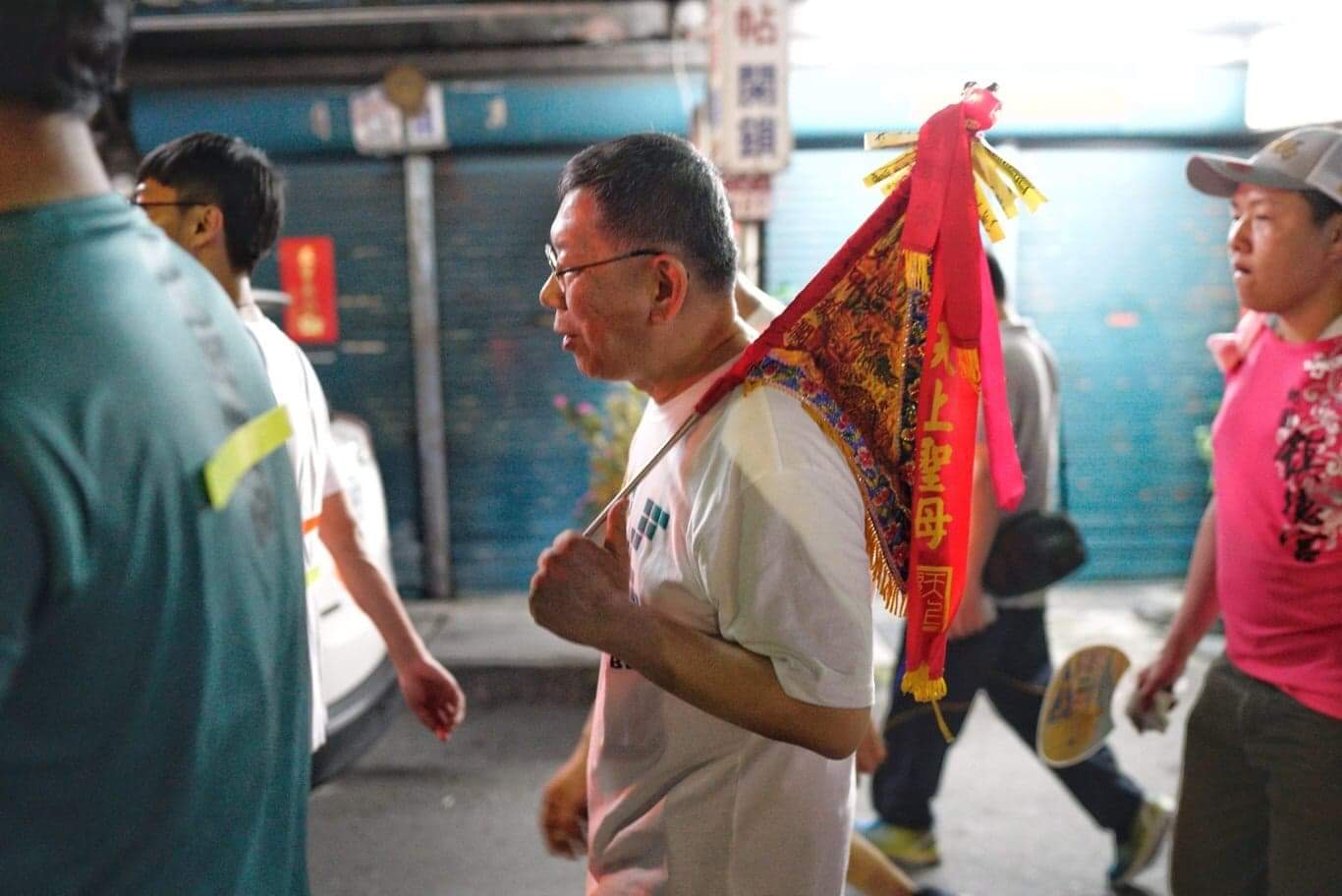 8日晚間11:45分,台北市長柯文哲從員林北門再度上路。 圖:張良一/攝 8日晚間11:45分,台北市長柯文哲從員林北門再度上路。 圖:張良一/攝