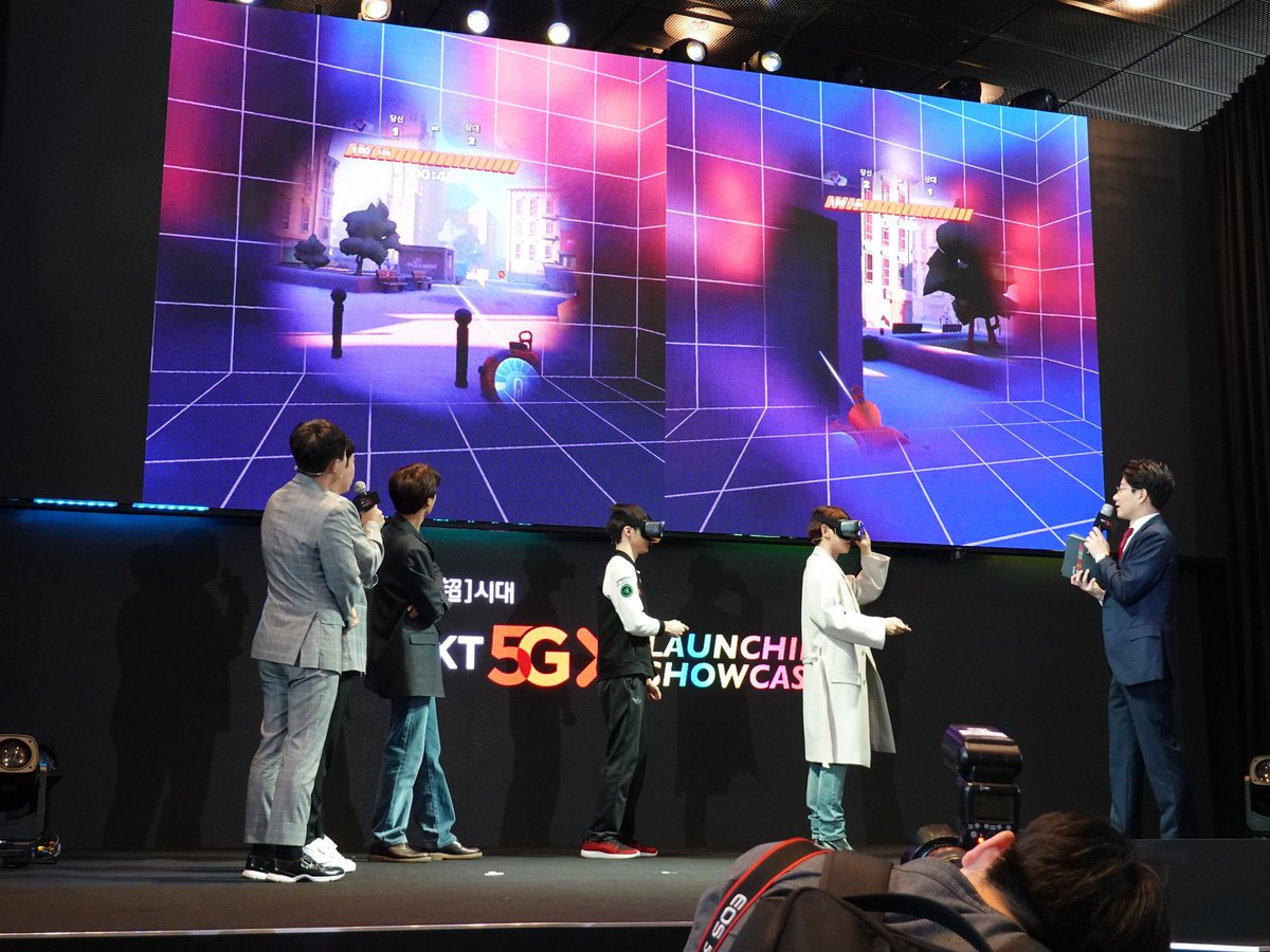現場展示了互動式虛擬實境(VR)和機器人操作,藉此來展現 5G 行動網路的速度 現場展示了互動式虛擬實境(VR)和機器人操作,藉此來展現 5G 行動網路的速度