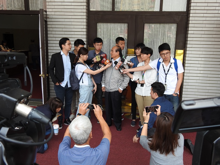 爭取國民黨總統提名的前立法院長王金平上午於立法院議場接受媒體訪問。 圖:趙婉淳/攝 爭取國民黨總統提名的前立法院長王金平上午於立法院議場接受媒體訪問。 圖:趙婉淳/攝