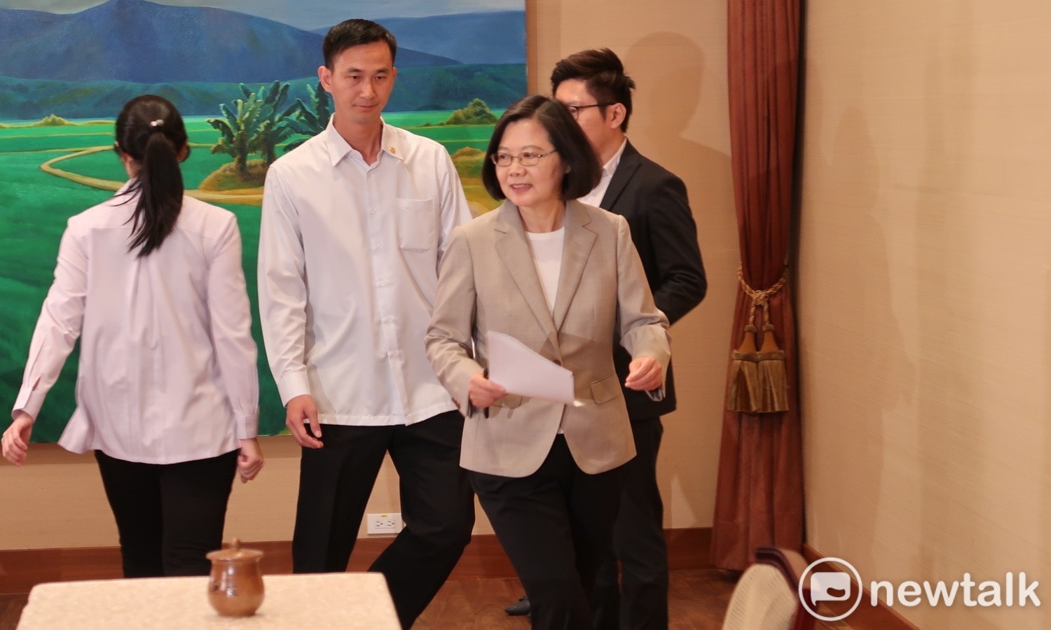 總統蔡英文今 (9) 日在總統府召開記者會，談民進黨不能因為初選分裂。