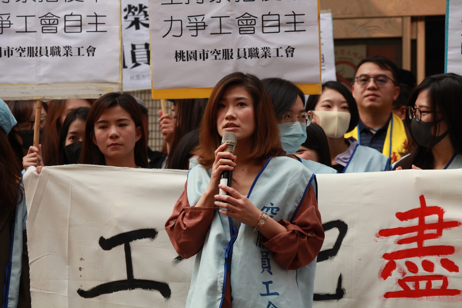 空服員工會會員代表林昱嘉表示,如果調解不成立,不排除後續行動,包括罷工。 圖:林昀真/攝 空服員工會會員代表林昱嘉表示,如果調解不成立,不排除後續行動,包括罷工。 圖:林昀真/攝
