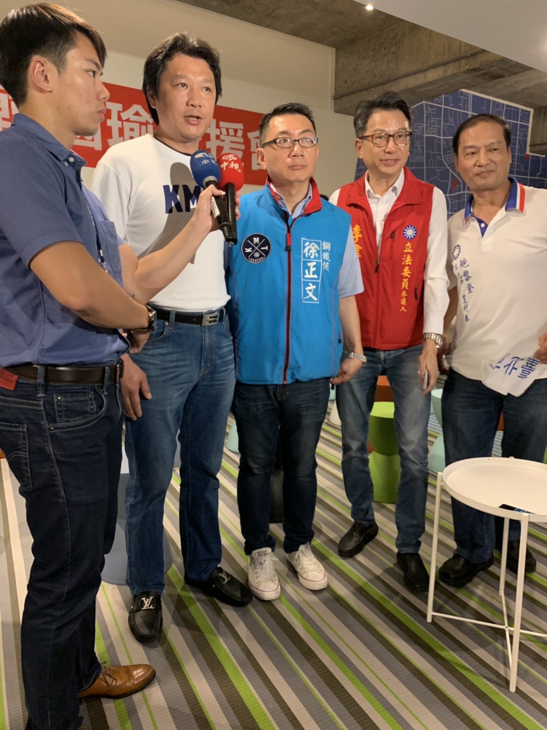 徐正文上午號召全台22縣市中央委員和黨代表共同召開記者會,眾人高喊「徵召韓國瑜!國民黨加油!吳主席加油!」口號。 圖:趙婉淳/攝 徐正文上午號召全台22縣市中央委員和黨代表共同召開記者會,眾人高喊「徵召韓國瑜!國民黨加油!吳主席加油!」口號。 圖:趙婉淳/攝