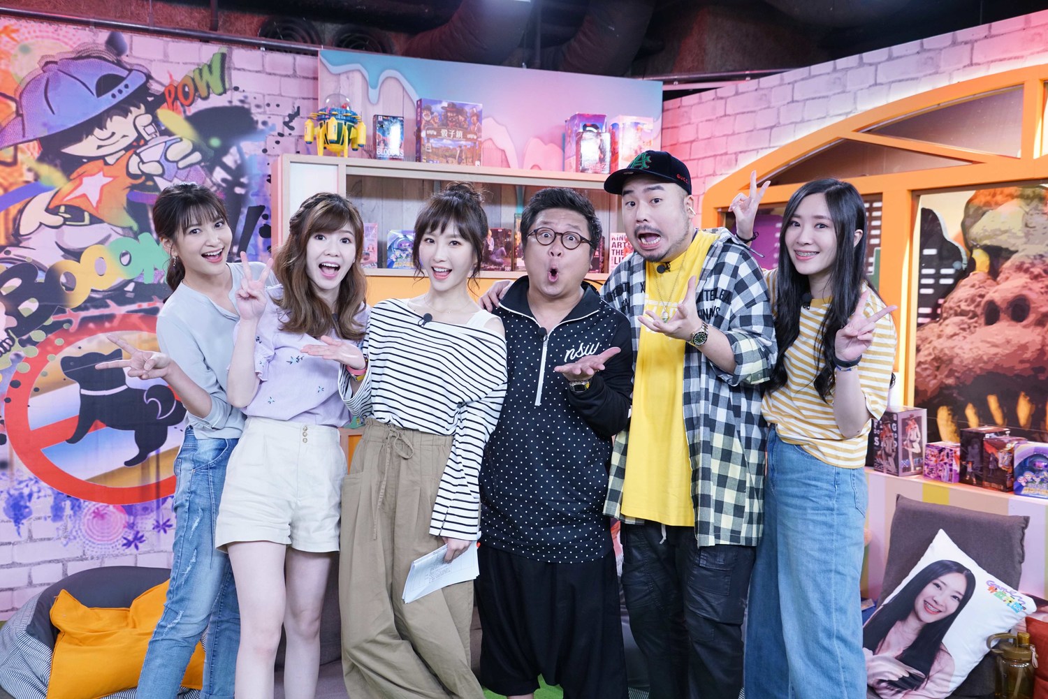 本集《Game什麼東西》大合照。左起:樓心潼、 MOMO、陳瑀希、納豆、阿達、大魚。 圖:狼谷競技台/提供 本集《Game什麼東西》大合照。左起:樓心潼、 MOMO、陳瑀希、納豆、阿達、大魚。 圖:狼谷競技台/提供
