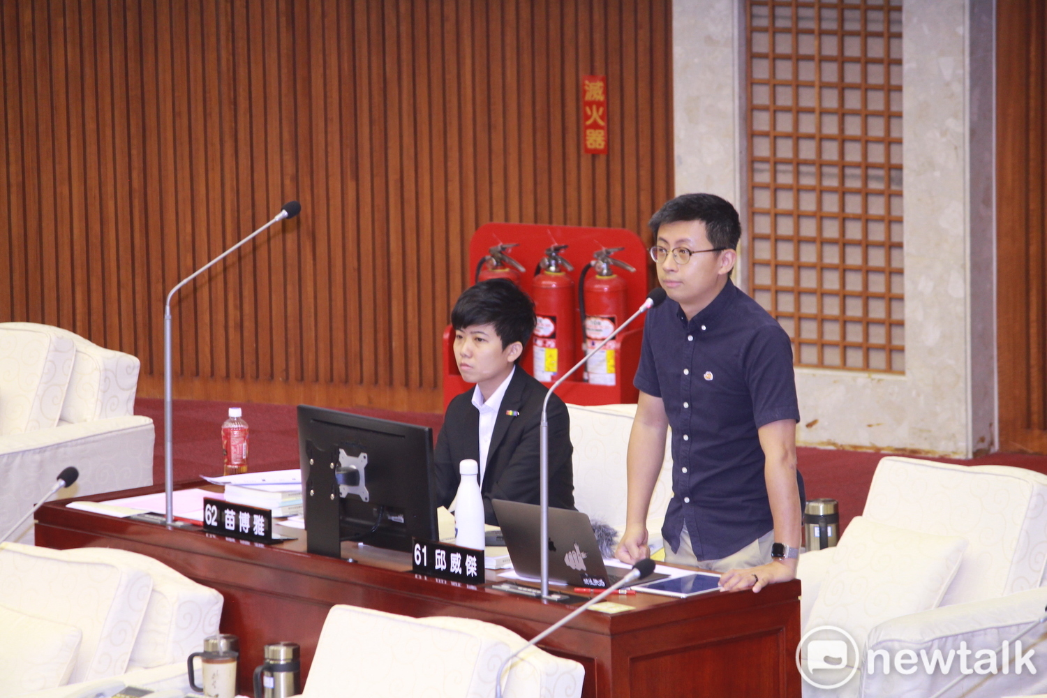 社民黨議員苗博雅(左)與無黨議員邱威傑(右)質詢組。 圖:新頭殼資料照 社民黨議員苗博雅(左)與無黨議員邱威傑(右)質詢組。 圖:新頭殼資料照