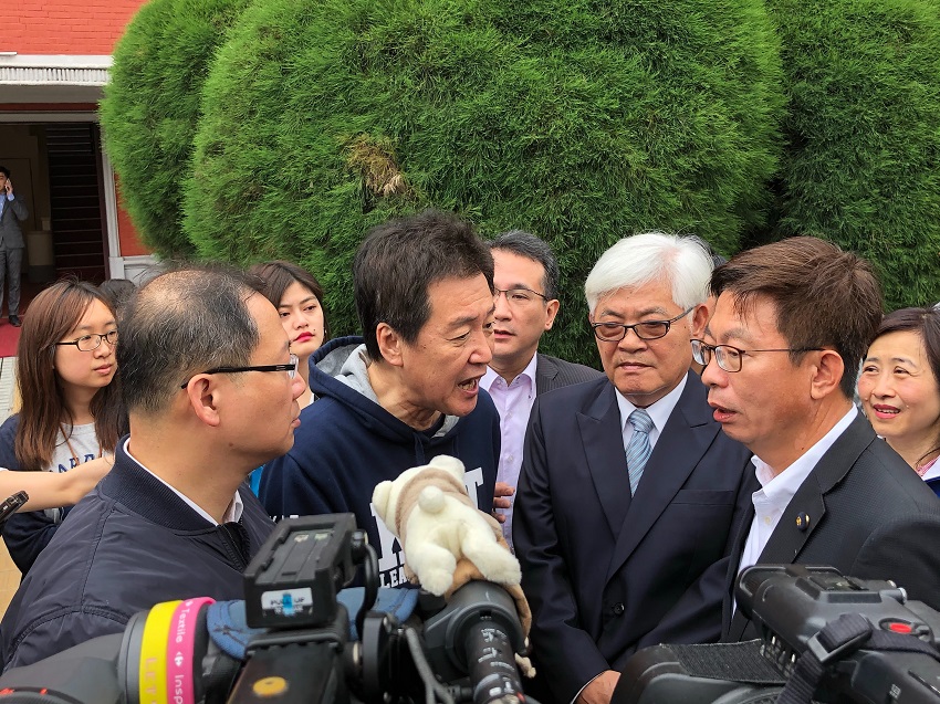 雙方在議場前僵持不下。 圖:趙婉淳/攝 雙方在議場前僵持不下。 圖:趙婉淳/攝