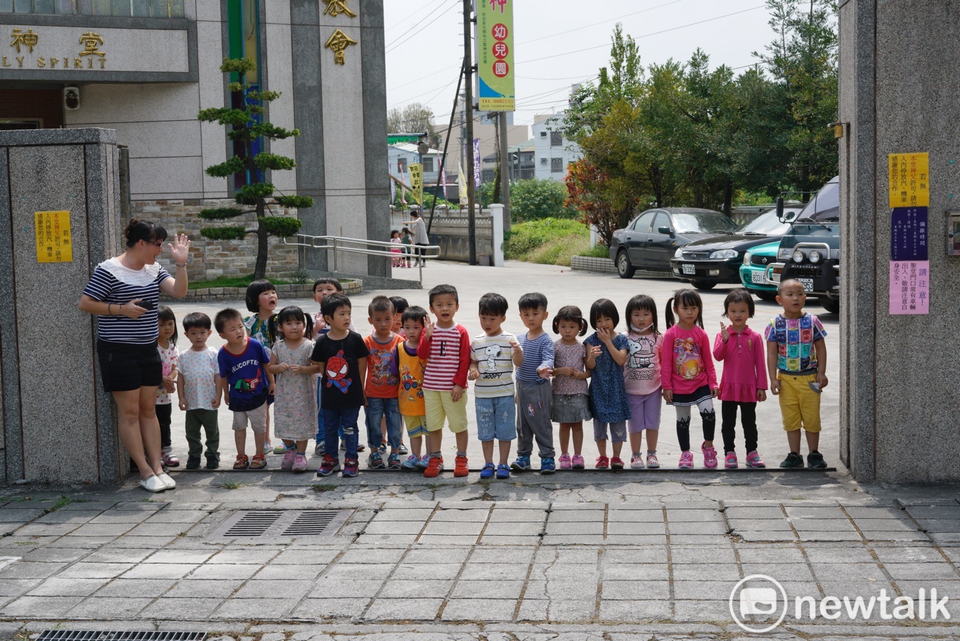 彰化北斗一家天主教教會的幼兒園,在老師的帶領下,在等待鑾轎通過的同時,也學習媽祖信仰文化。 圖:張良一/攝 彰化北斗一家天主教教會的幼兒園,在老師的帶領下,在等待鑾轎通過的同時,也學習媽祖信仰文化。 圖:張良一/攝