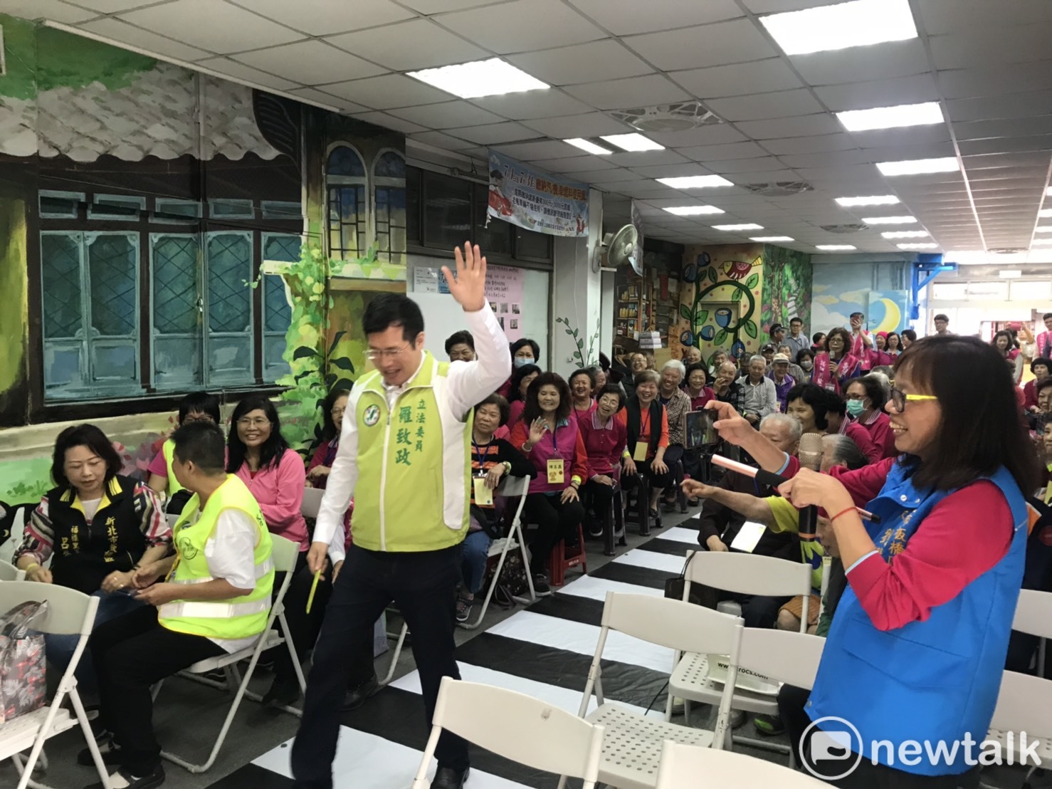 民進黨立委羅致政以福德里民身分,體驗舉手使用行穿線,動作標準。 圖:板橋區監理站提供 民進黨立委羅致政以福德里民身分,體驗舉手使用行穿線,動作標準。 圖:板橋區監理站提供