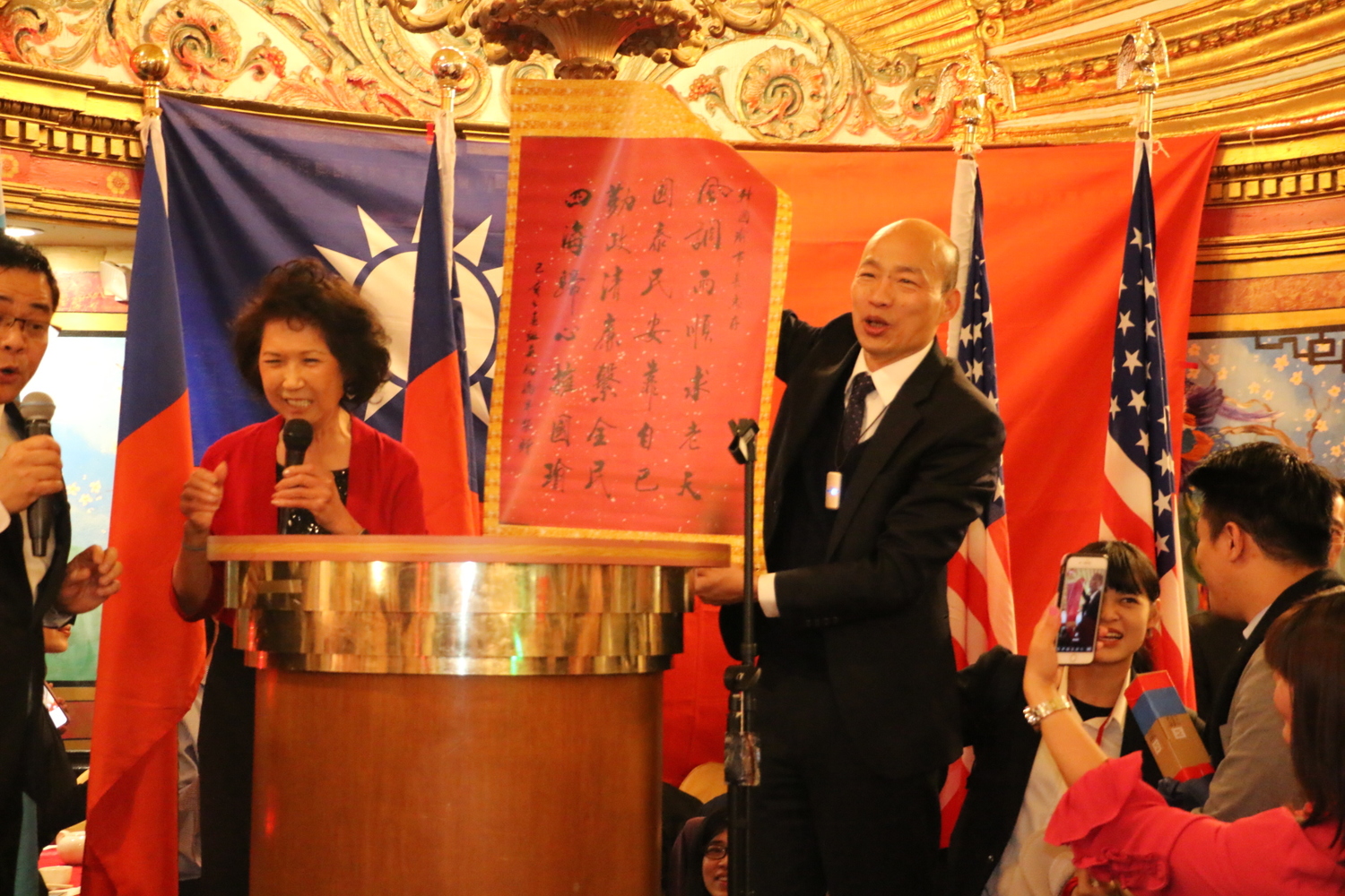 高雄市長韓國瑜訪美,當地時間11日晚間出席波士頓僑胞晚宴,脫口說出「明年1月11日,大家台灣見」,被解讀「間接」宣布參選2020總統。 圖:高雄市政府提供 高雄市長韓國瑜訪美,當地時間11日晚間出席波士頓僑胞晚宴,脫口說出「明年1月11日,大家台灣見」,被解讀「間接」宣布參選2020總統。 圖:高雄市政府提供