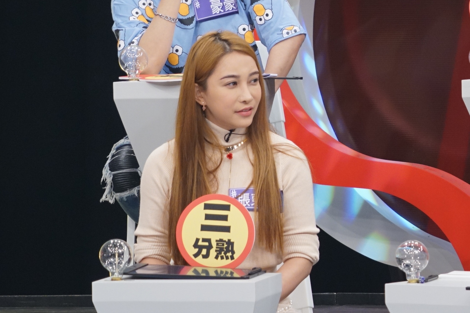 中越混血女星張東晴小時候愛說話,曾被老師以大力膠纏嘴。