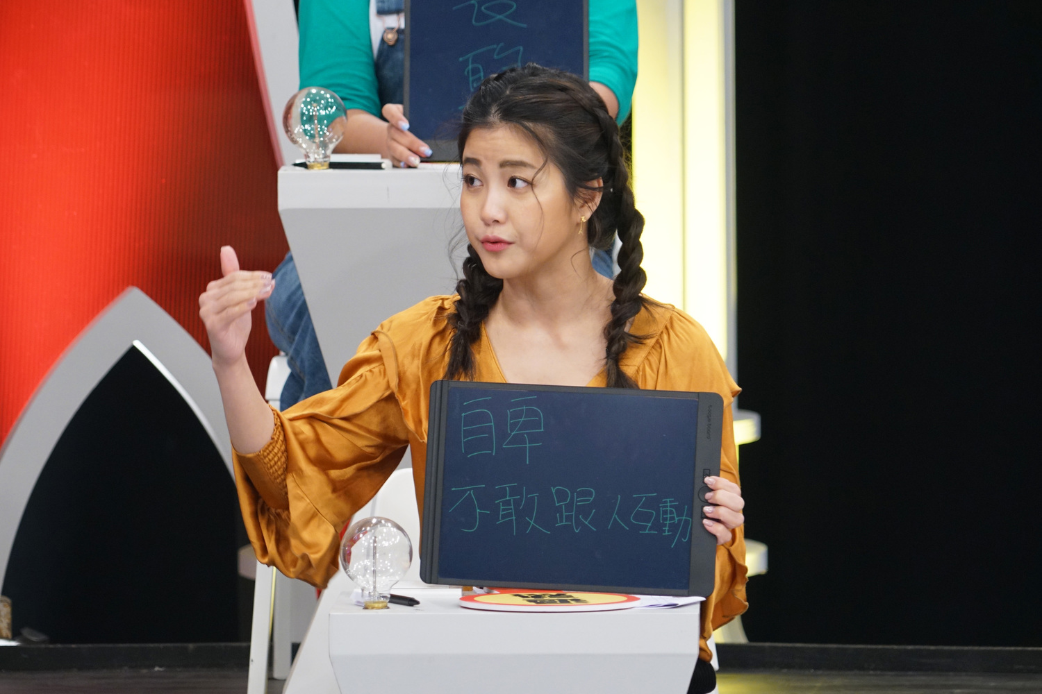 小Call若找不到人聊心事，會跟貓或Siri傾訴。