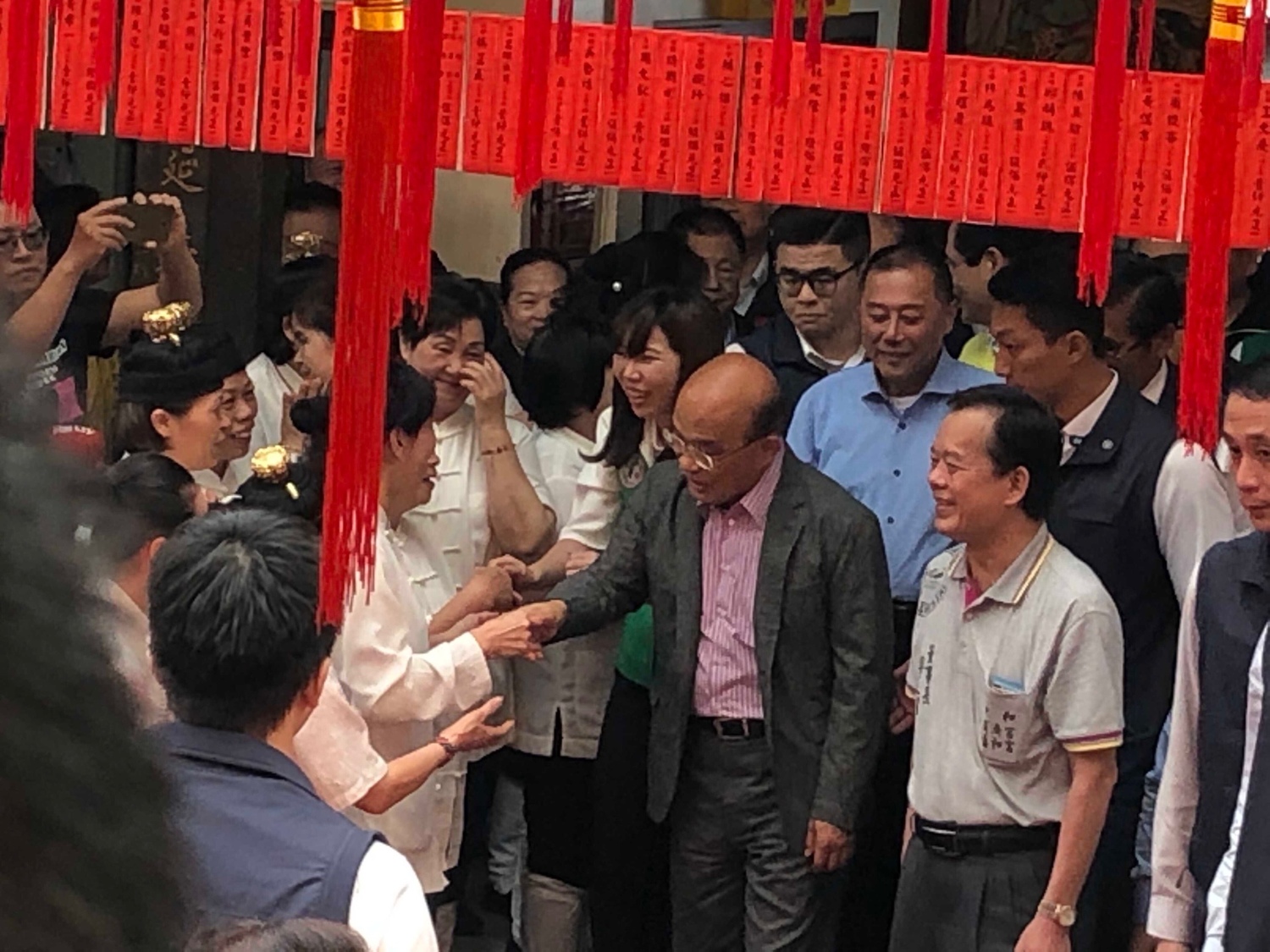 行政院長蘇貞昌出席「108年屏東縣恆春鎮洋蔥等產業促銷暨節能減碳宣導活動」。 圖:趙婉淳/攝 行政院長蘇貞昌出席「108年屏東縣恆春鎮洋蔥等產業促銷暨節能減碳宣導活動」。 圖:趙婉淳/攝