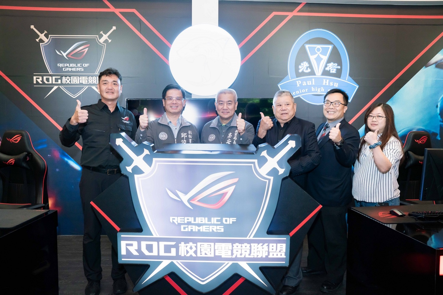 華碩聯合科技業務處副總經理楊長明(左)、桃園市副秘書長邱俊銘、桃園市教育局長高安邦、光啟高中董事長黃東榮、光啟高中校長陳成業、光啟高中家長會長劉嘉蕙(右)
