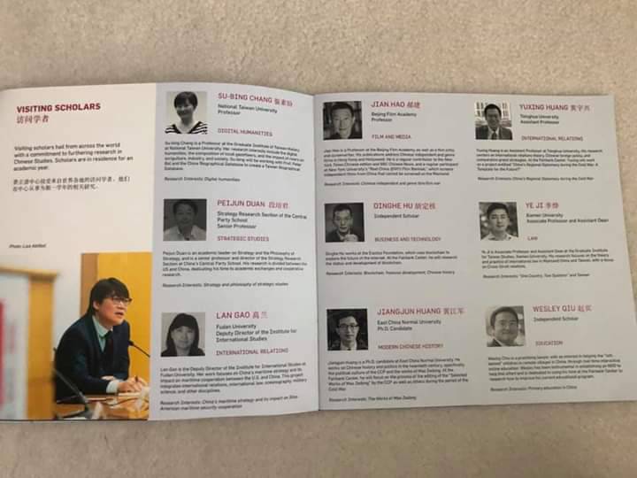 王丹po出費正清中心手冊表明自己不是訪問學者。 圖:翻攝王丹臉書 王丹po出費正清中心手冊表明自己不是訪問學者。 圖:翻攝王丹臉書