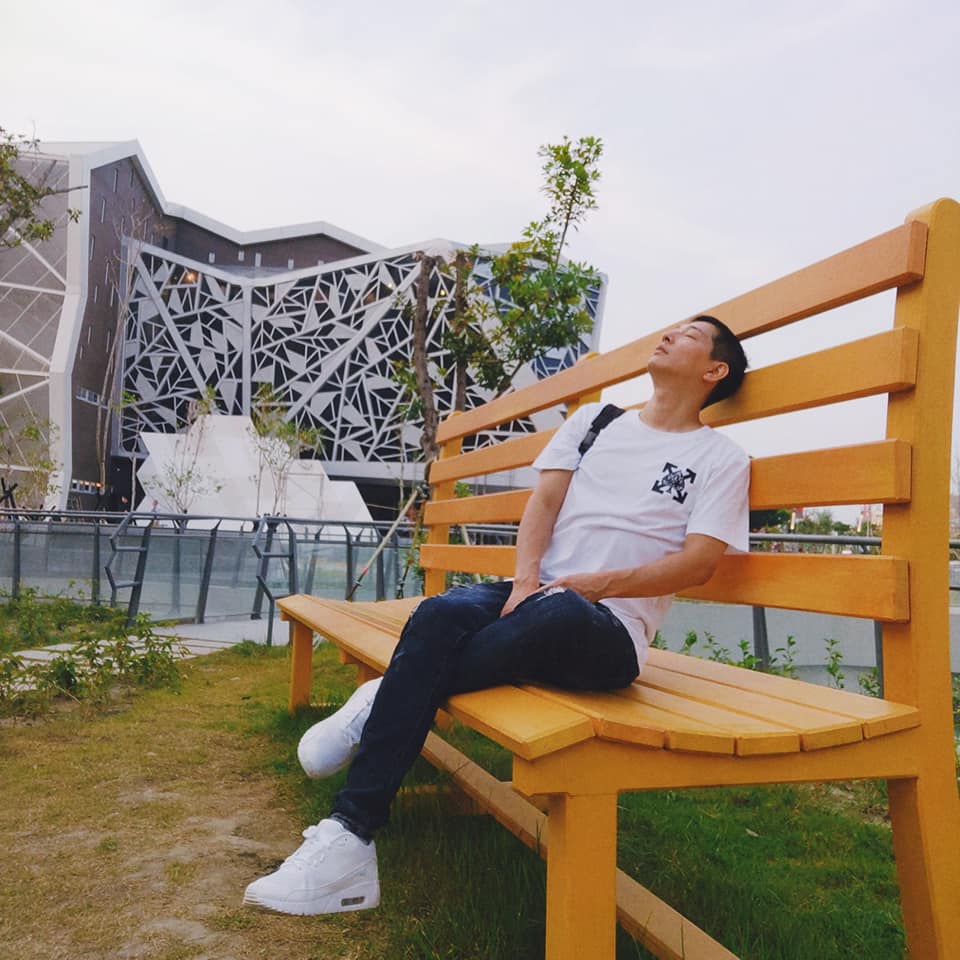 園區內裝置藝術超大造型椅,讓人宛如來到巨人國。 圖:程梓靖授權提供 園區內裝置藝術超大造型椅,讓人宛如來到巨人國。 圖:程梓靖授權提供