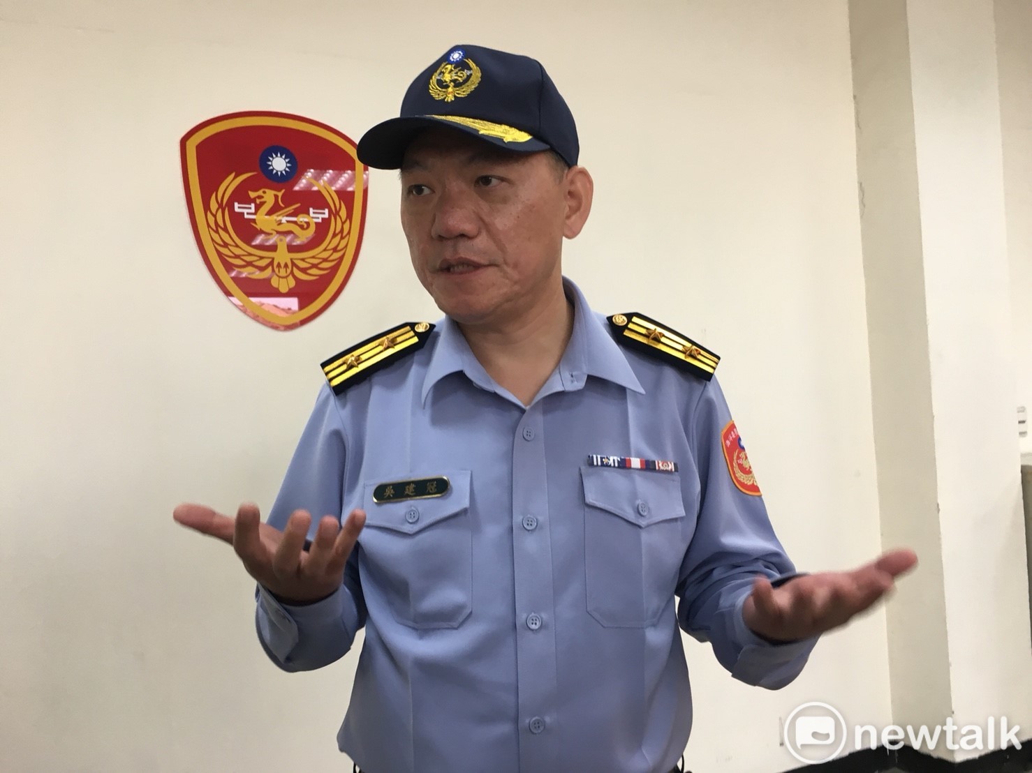 金馬澎分署第九岸巡隊隊長吳建冠表示,針對料羅商港內非洲豬瘟的防疫措施,將會執行兩種程序檢查貨物。 圖:陳沛婍/攝 金馬澎分署第九岸巡隊隊長吳建冠表示,針對料羅商港內非洲豬瘟的防疫措施,將會執行兩種程序檢查貨物。 圖:陳沛婍/攝