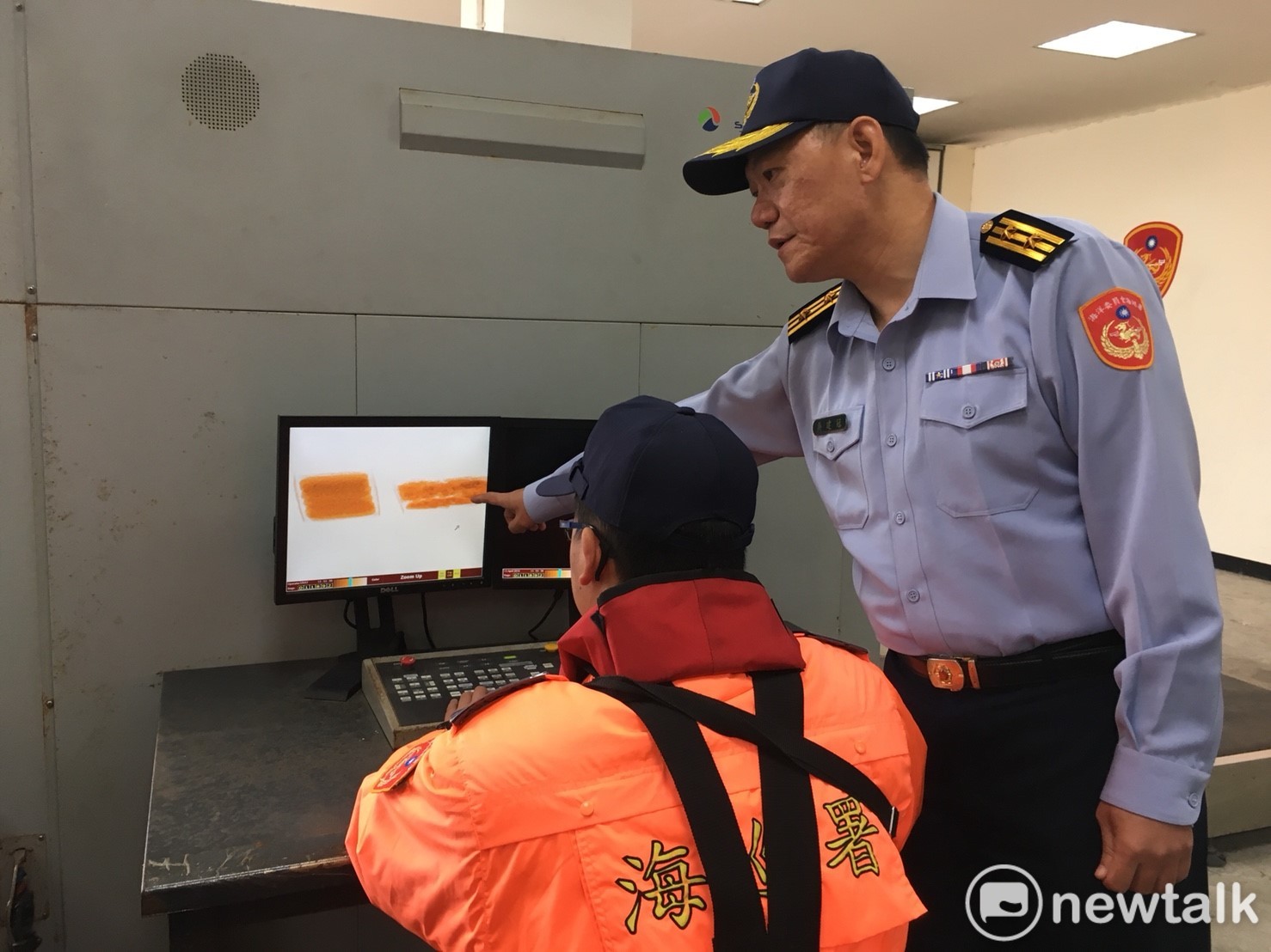 料羅商港安檢所內,設有X光機檢查和人工拆檢包裹等檢查程序。 圖:陳沛婍/攝 料羅商港安檢所內,設有X光機檢查和人工拆檢包裹等檢查程序。 圖:陳沛婍/攝