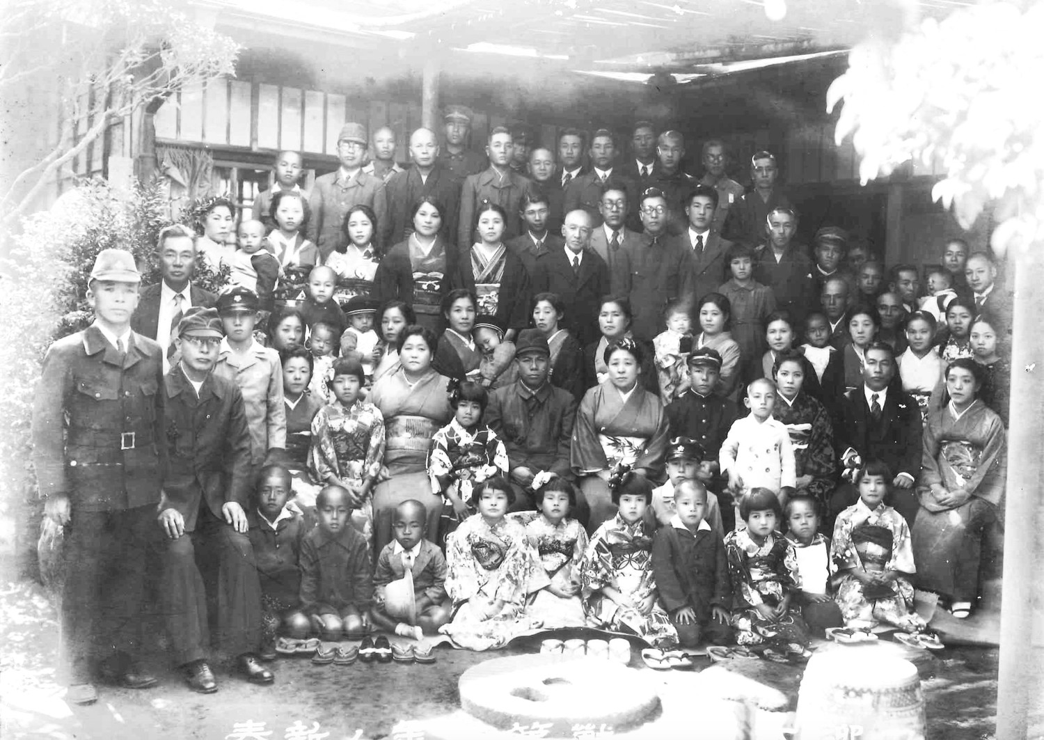 住吉家族1943年新春於青年路老家合照的老照片。 圖:黃博郎/翻攝 住吉家族1943年新春於青年路老家合照的老照片。 圖:黃博郎/翻攝