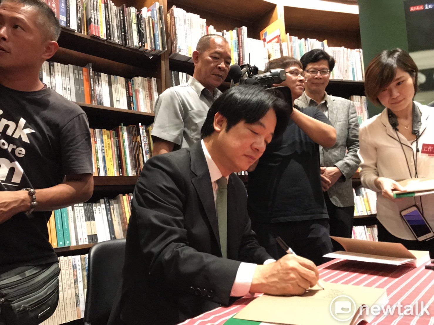 賴清德在台中中友百貨內的誠品書店舉辦簽書會。 圖:唐復年/攝 賴清德在台中中友百貨內的誠品書店舉辦簽書會。 圖:唐復年/攝