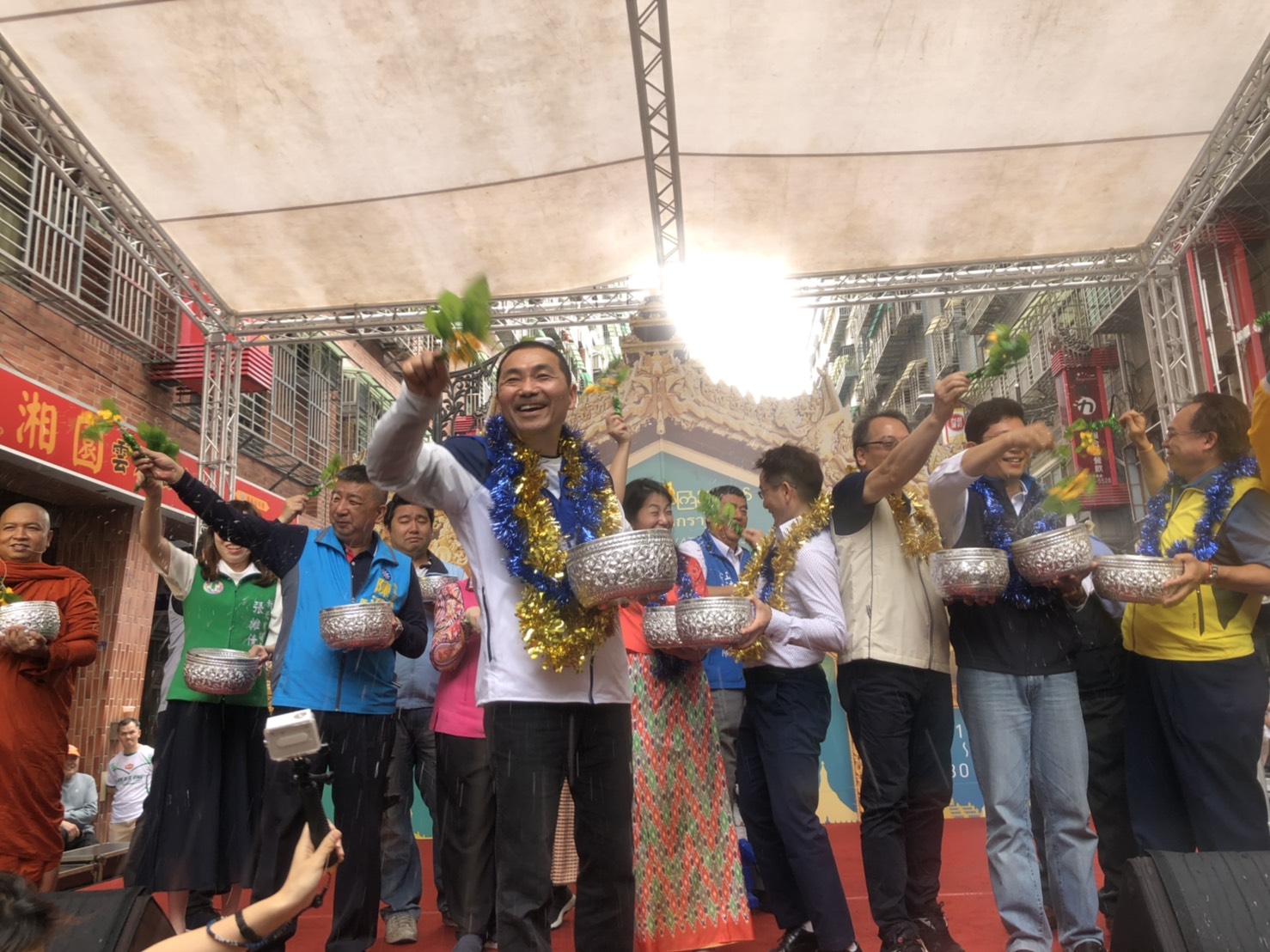 新北市長侯友宜與藍綠民眾參加潑水節,一起潑水獻上祝福。 圖:新北市政府提供 新北市長侯友宜與藍綠民眾參加潑水節,一起潑水獻上祝福。 圖:新北市政府提供