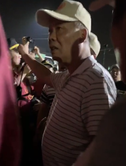 彰化縣副議長許原龍於大甲媽遶境時,因不滿鞭炮被消防員沒收,對消防員破口大罵「皮在癢」。 圖:翻攝自員林人大小事臉書 彰化縣副議長許原龍於大甲媽遶境時,因不滿鞭炮被消防員沒收,對消防員破口大罵「皮在癢」。 圖:翻攝自員林人大小事臉書