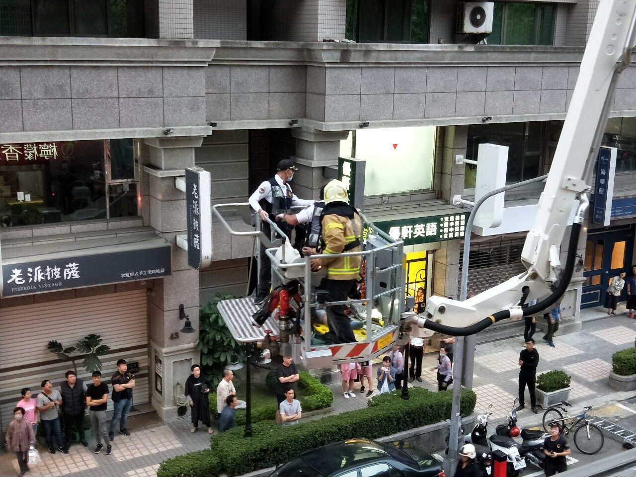高雄左營區發生墜樓事件,消防局出動雲梯車搶救。 圖:翻攝網路 高雄左營區發生墜樓事件,消防局出動雲梯車搶救。 圖:翻攝網路