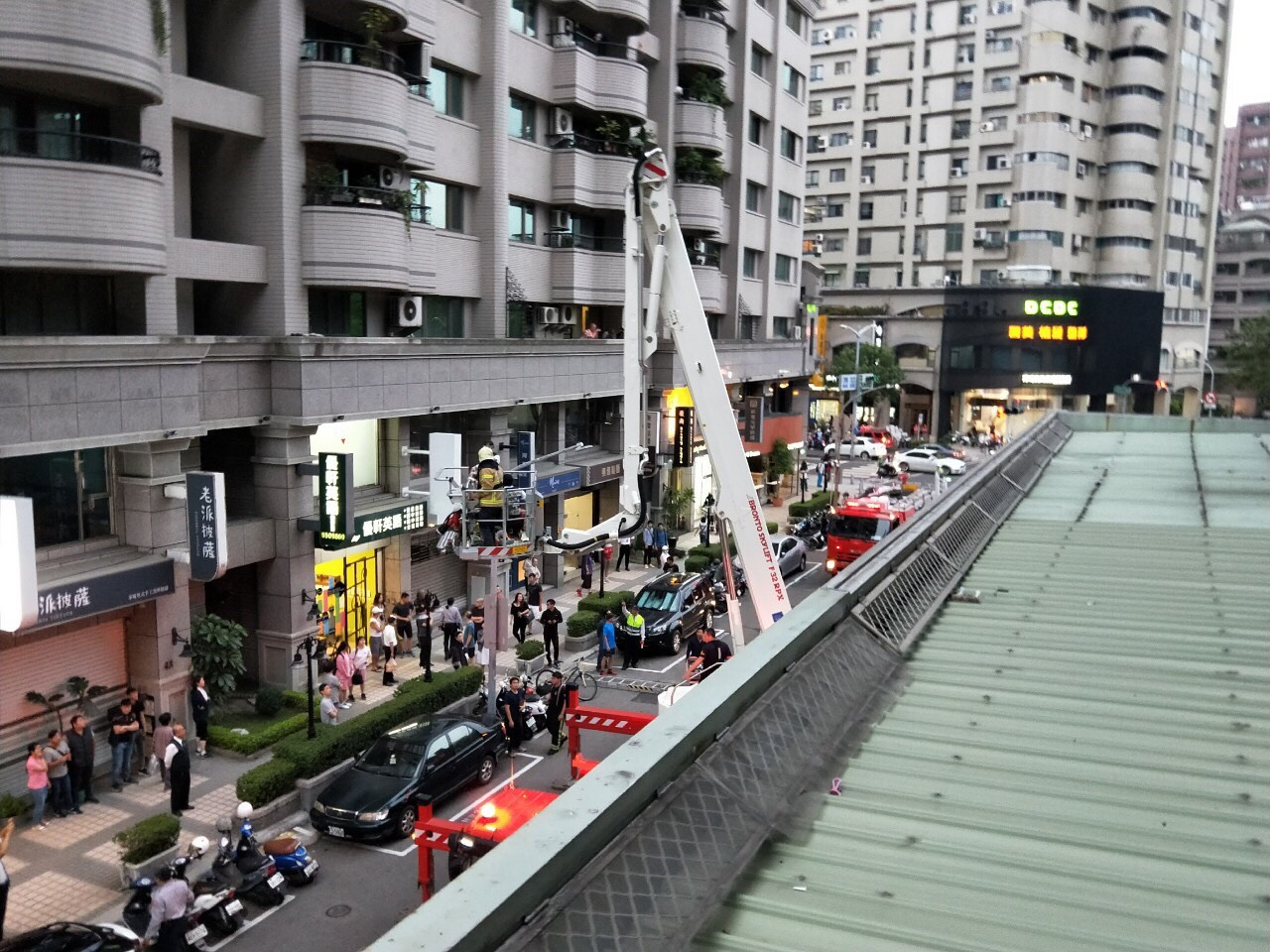 高雄左營區發生墜樓事件,消防局出動雲梯車搶救。 圖:翻攝網路 高雄左營區發生墜樓事件,消防局出動雲梯車搶救。 圖:翻攝網路