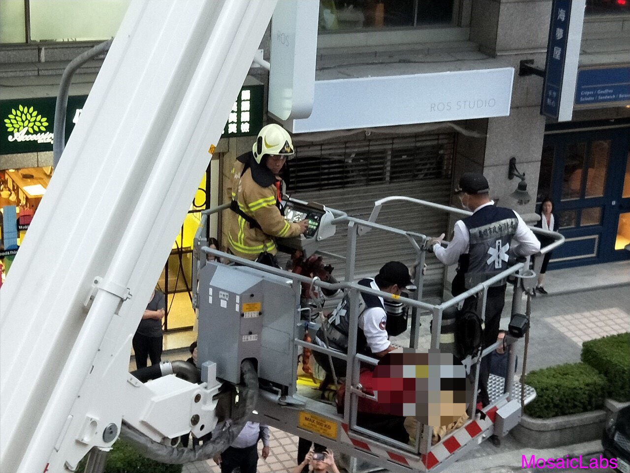 高雄左營區發生墜樓事件,消防局出動雲梯車搶救。 圖:翻攝網路 高雄左營區發生墜樓事件,消防局出動雲梯車搶救。 圖:翻攝網路