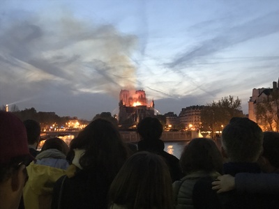巴黎聖母院起火時,周圍人行道、橋上、河堤邊站滿許多人,神情肅穆、不發一語地看著火光與濃煙侵略這座存在超過850年的歷史建築。 圖:中央社 巴黎聖母院起火時,周圍人行道、橋上、河堤邊站滿許多人,神情肅穆、不發一語地看著火光與濃煙侵略這座存在超過850年的歷史建築。 圖:中央社