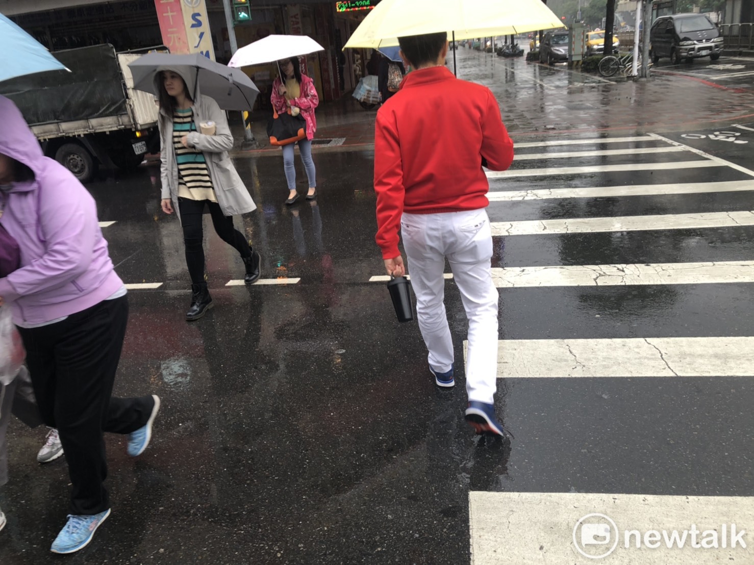 今(15)日全台須防午後雷陣雨,氣象局更對高屏地區發布大雨特報。 圖:張嘉哲/攝 今(15)日全台須防午後雷陣雨,氣象局更對高屏地區發布大雨特報。 圖:張嘉哲/攝