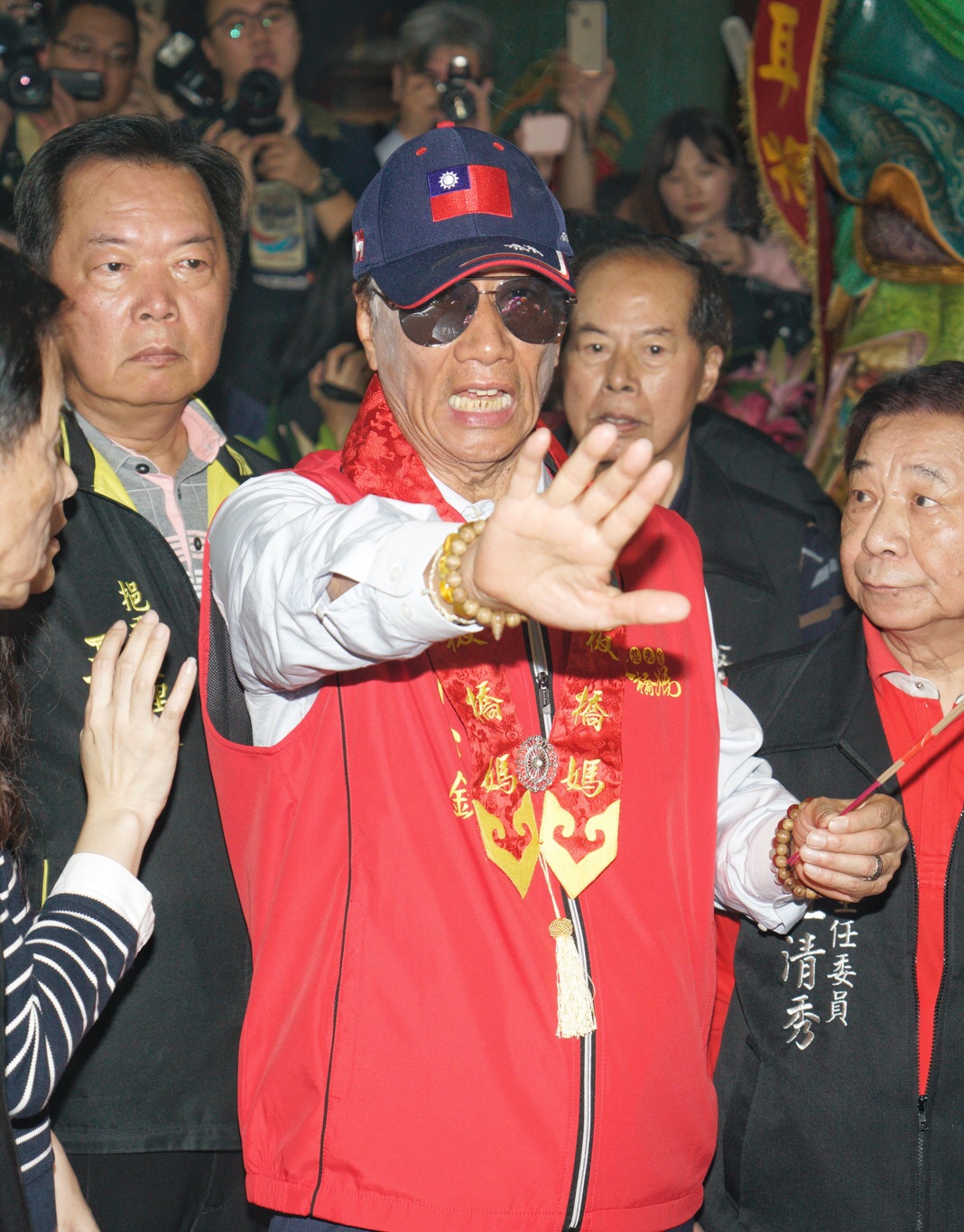 鴻海董事長郭台銘上午前往新北板橋慈惠宮媽祖廟參拜、擲筊,參拜結束後,郭台銘表示「媽祖叫我出來」,並說「我會遵照指示」。等同確定將參選2020總統。 圖:張良一/攝 鴻海董事長郭台銘上午前往新北板橋慈惠宮媽祖廟參拜、擲筊,參拜結束後,郭台銘表示「媽祖叫我出來」,並說「我會遵照指示」。等同確定將參選2020總統。 圖:張良一/攝