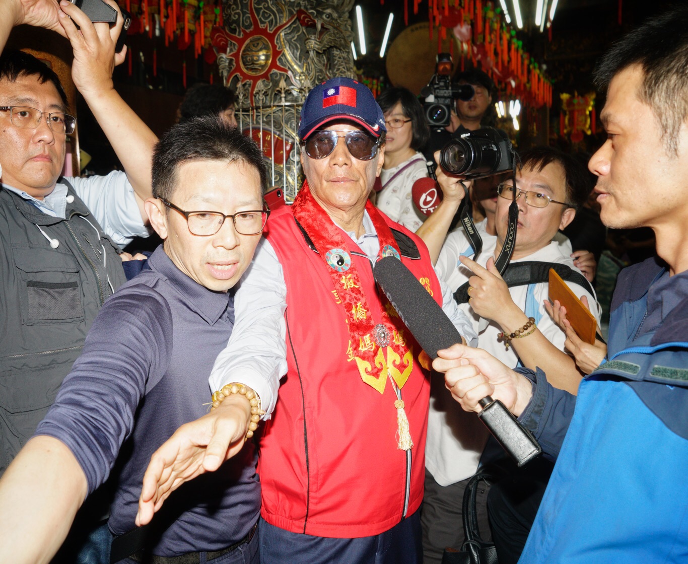 鴻海董事長郭台銘上午前往新北板橋慈惠宮媽祖廟參拜、擲筊,參拜結束後,郭台銘表示「媽祖叫我出來」,並說「我會遵照指示」。等同確定將參選2020總統。 圖:張良一/攝 鴻海董事長郭台銘上午前往新北板橋慈惠宮媽祖廟參拜、擲筊,參拜結束後,郭台銘表示「媽祖叫我出來」,並說「我會遵照指示」。等同確定將參選2020總統。 圖:張良一/攝