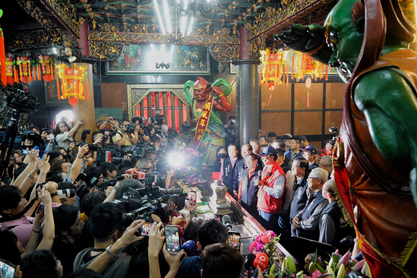 鴻海董事長郭台銘上午前往新北板橋慈惠宮媽祖廟參拜、擲筊,參拜結束後,郭台銘表示「媽祖叫我出來」,並說「我會遵照指示」。等同確定將參選2020總統。 圖:張良一/攝 鴻海董事長郭台銘上午前往新北板橋慈惠宮媽祖廟參拜、擲筊,參拜結束後,郭台銘表示「媽祖叫我出來」,並說「我會遵照指示」。等同確定將參選2020總統。 圖:張良一/攝
