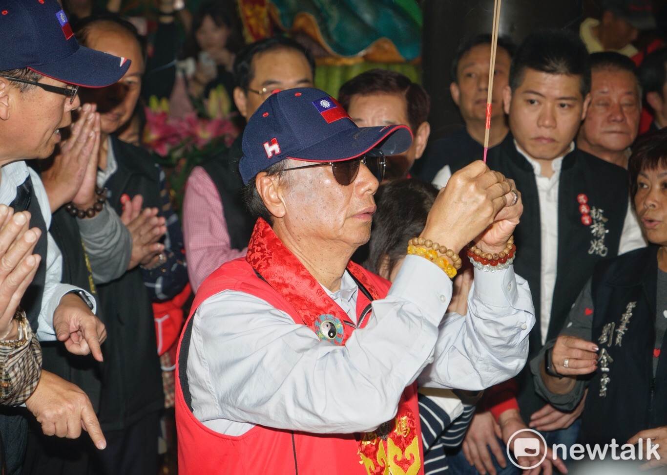 鴻海董事長郭台銘上午前往新北板橋慈惠宮媽祖廟參拜、擲筊,參拜結束後,郭台銘表示「媽祖叫我出來」,並說「我會遵照指示」。等同確定將參選2020總統。 圖:張良一/攝 鴻海董事長郭台銘上午前往新北板橋慈惠宮媽祖廟參拜、擲筊,參拜結束後,郭台銘表示「媽祖叫我出來」,並說「我會遵照指示」。等同確定將參選2020總統。 圖:張良一/攝