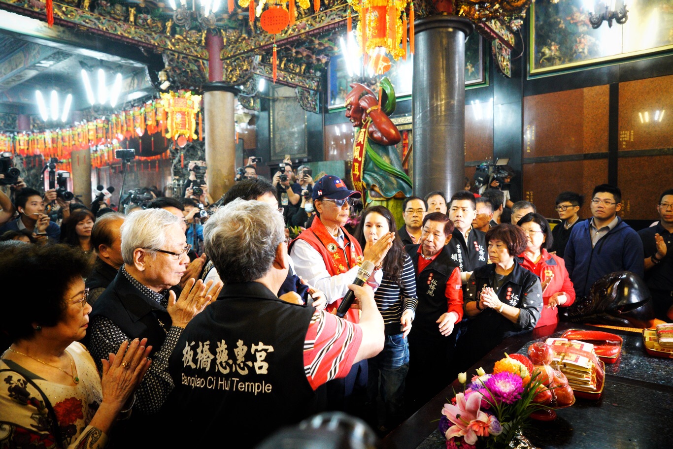 鴻海董事長郭台銘上午前往新北板橋慈惠宮媽祖廟參拜、擲筊,參拜結束後,郭台銘表示「媽祖叫我出來」,並說「我會遵照指示」。等同確定將參選2020總統。 圖:張良一/攝 鴻海董事長郭台銘上午前往新北板橋慈惠宮媽祖廟參拜、擲筊,參拜結束後,郭台銘表示「媽祖叫我出來」,並說「我會遵照指示」。等同確定將參選2020總統。 圖:張良一/攝