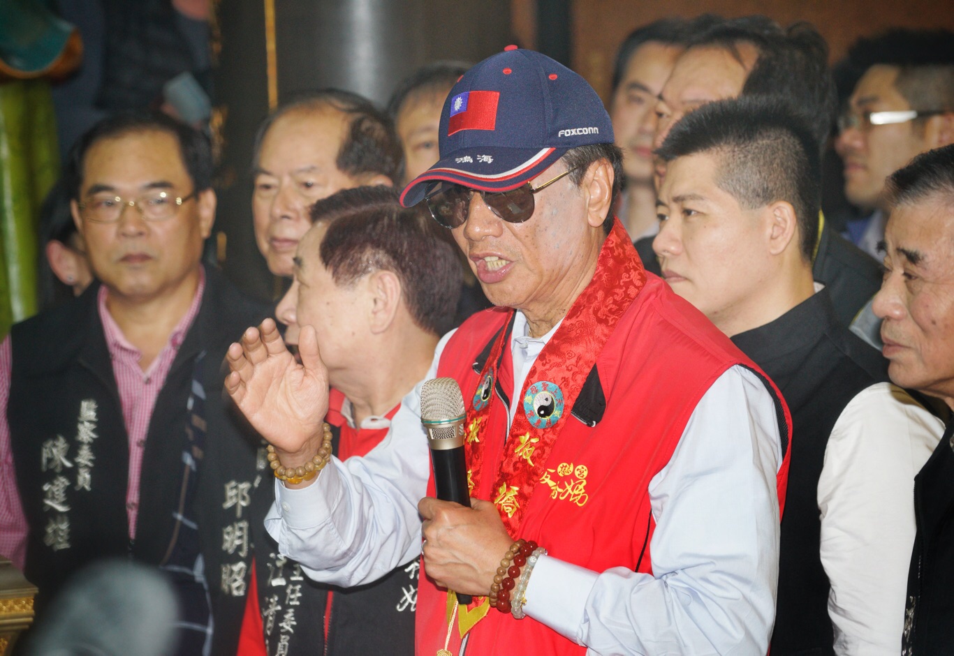 鴻海董事長郭台銘上午前往新北板橋慈惠宮媽祖廟參拜、擲筊,參拜結束後,郭台銘表示「媽祖叫我出來」,並說「我會遵照指示」。等同確定將參選2020總統。 圖:張良一/攝 鴻海董事長郭台銘上午前往新北板橋慈惠宮媽祖廟參拜、擲筊,參拜結束後,郭台銘表示「媽祖叫我出來」,並說「我會遵照指示」。等同確定將參選2020總統。 圖:張良一/攝