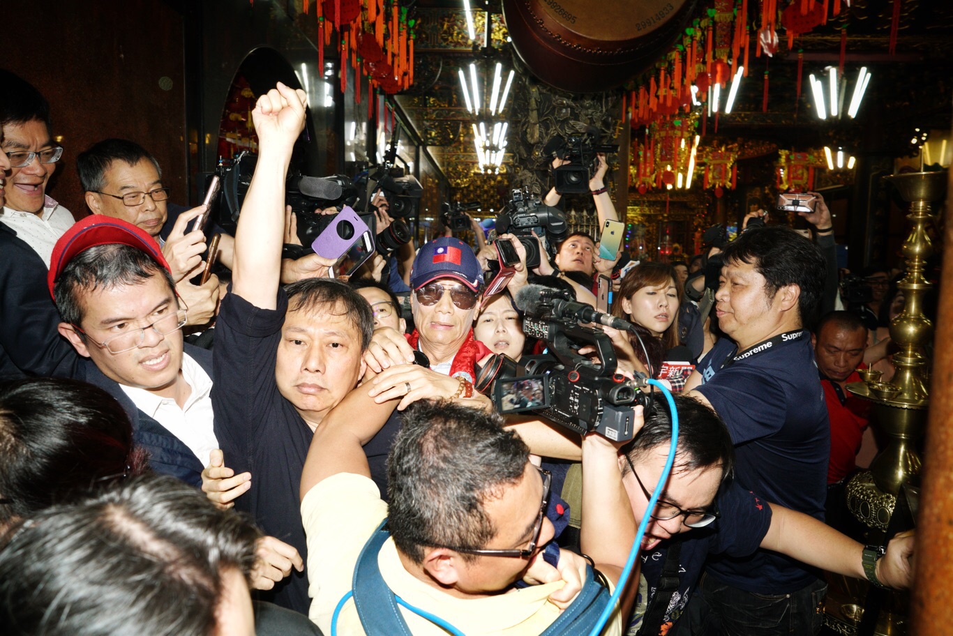 鴻海董事長郭台銘上午前往新北板橋慈惠宮媽祖廟參拜、擲筊,參拜結束後,郭台銘表示「媽祖叫我出來」,並說「我會遵照指示」。等同確定將參選2020總統。 圖:張良一/攝 鴻海董事長郭台銘上午前往新北板橋慈惠宮媽祖廟參拜、擲筊,參拜結束後,郭台銘表示「媽祖叫我出來」,並說「我會遵照指示」。等同確定將參選2020總統。 圖:張良一/攝