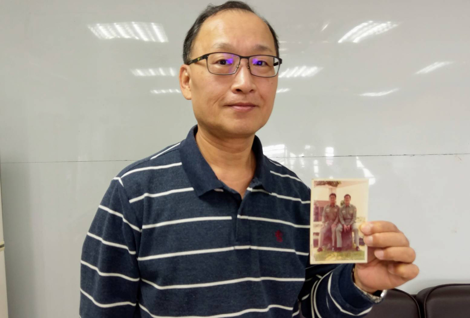 從警35年的潘復華細數歷代警察制服優缺點,他認為新的制服好穿又實用。 圖:大園分局/提供 從警35年的潘復華細數歷代警察制服優缺點,他認為新的制服好穿又實用。 圖:大園分局/提供