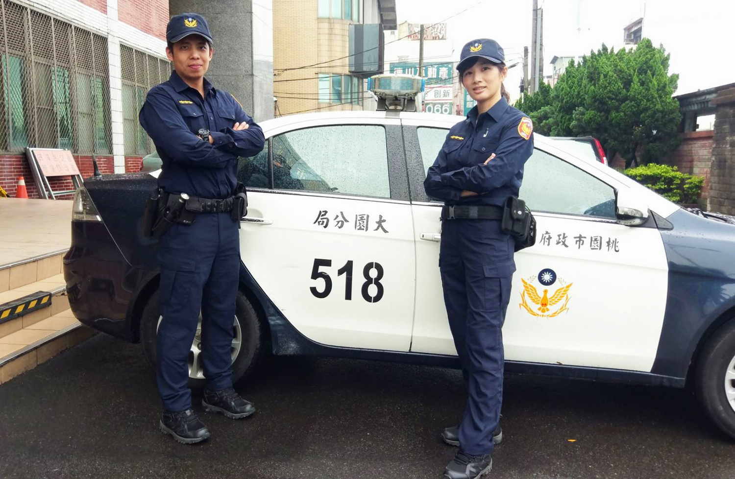 主打專業戰術型的藏青色新式制服,從材質、剪裁、結構等都進行革新,員警試穿後都相當滿意。 圖:大園分局/提供 主打專業戰術型的藏青色新式制服,從材質、剪裁、結構等都進行革新,員警試穿後都相當滿意。 圖:大園分局/提供