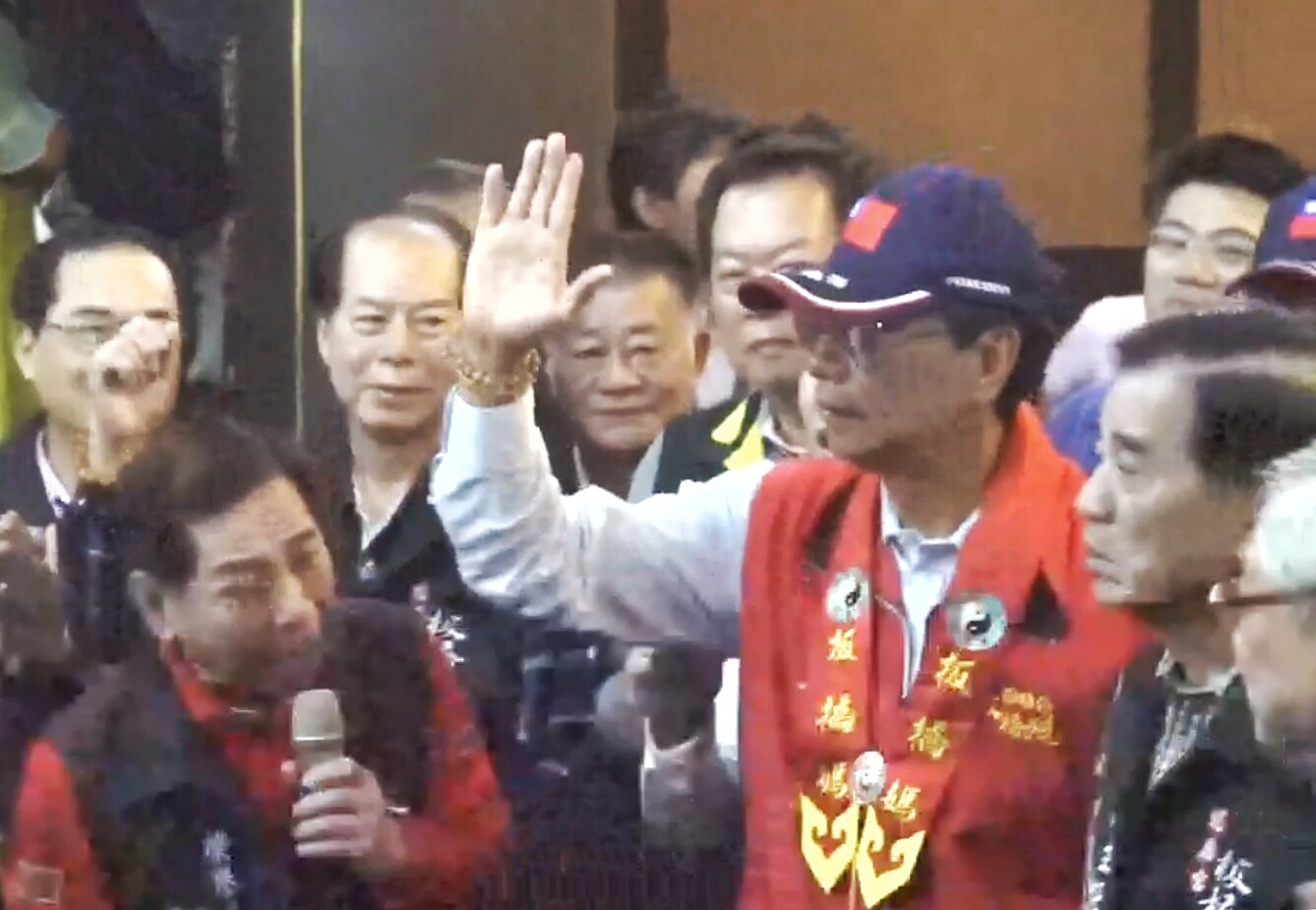鴻海董事長郭台銘上午前往新北板橋慈惠宮媽祖廟參拜、擲筊,參拜結束後,郭台銘表示「媽祖叫我出來」,並說「我會遵照指示」。等同確定將參選2020總統。 圖:張良一/攝 鴻海董事長郭台銘上午前往新北板橋慈惠宮媽祖廟參拜、擲筊,參拜結束後,郭台銘表示「媽祖叫我出來」,並說「我會遵照指示」。等同確定將參選2020總統。 圖:張良一/攝