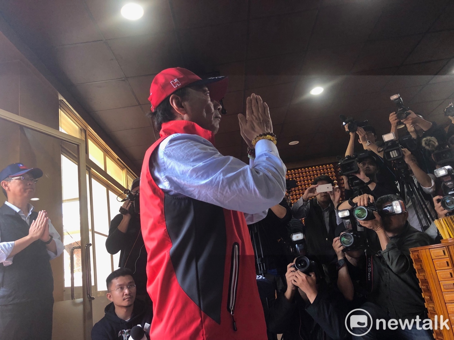 鴻海董事長郭台銘上午前往淡水武聖宮(關聖帝君)參拜。 圖:趙婉淳/攝 鴻海董事長郭台銘上午前往淡水武聖宮(關聖帝君)參拜。 圖:趙婉淳/攝