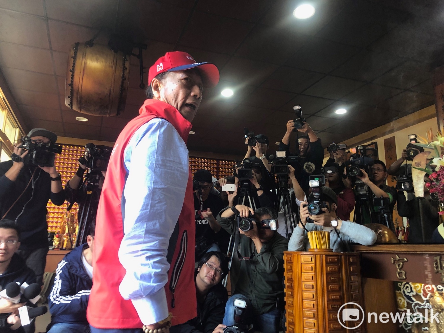 鴻海董事長郭台銘上午前往淡水武聖宮(關聖帝君)參拜。 圖:趙婉淳/攝 鴻海董事長郭台銘上午前往淡水武聖宮(關聖帝君)參拜。 圖:趙婉淳/攝