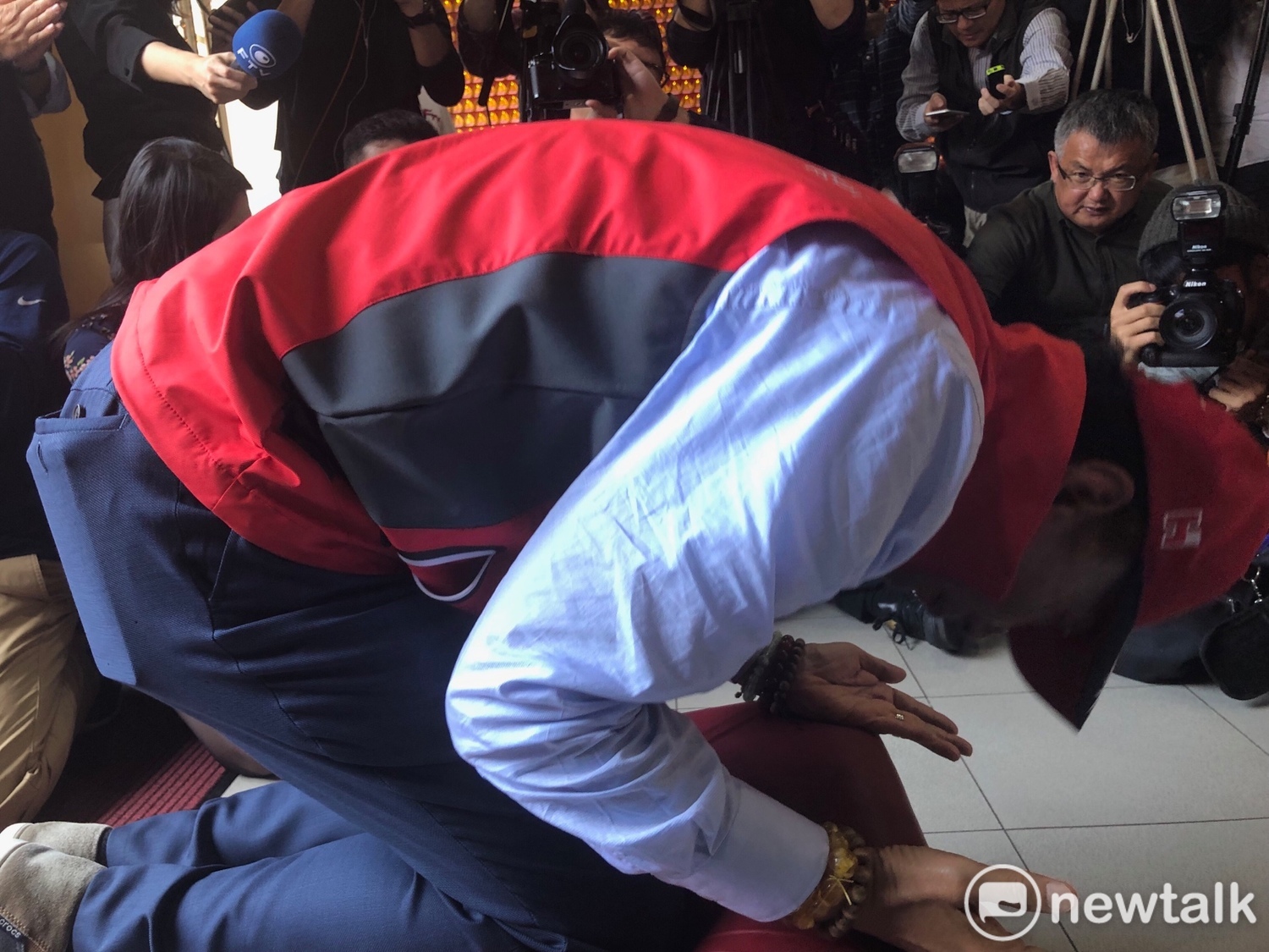 鴻海董事長郭台銘上午前往淡水武聖宮(關聖帝君)參拜。 圖:趙婉淳/攝 鴻海董事長郭台銘上午前往淡水武聖宮(關聖帝君)參拜。 圖:趙婉淳/攝