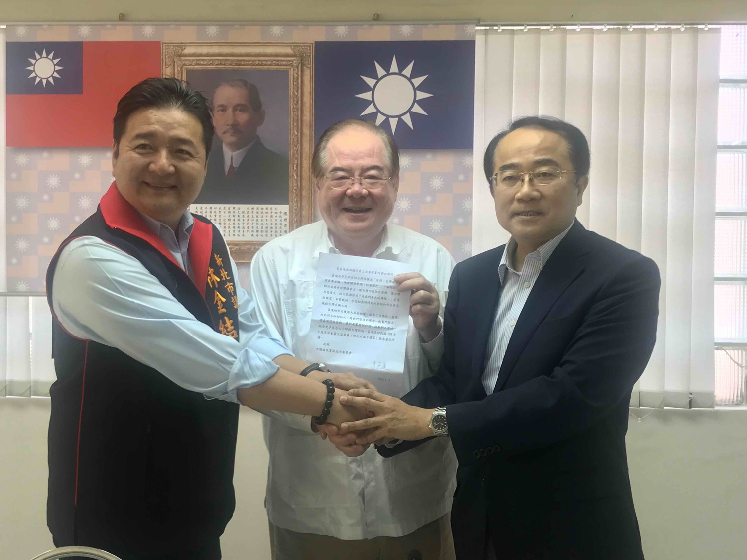 國民黨新北市黨部主委李乾龍(中)上午邀李嘉進(右)、林金結協調,李嘉進同意退選,由林金結代表國民黨參選第10選區立委。 國民黨新北市黨部主委李乾龍(中)上午邀李嘉進(右)、林金結協調,李嘉進同意退選,由林金結代表國民黨參選第10選區立委。