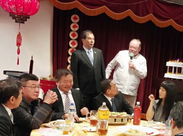 國民黨新北市議會黨團慶生會,市黨部主委李乾龍致詞時,暗勸周勝考退出立委初選;侯友宜、議長蔣根煌都在台下。 圖:與會人士提供 國民黨新北市議會黨團慶生會,市黨部主委李乾龍致詞時,暗勸周勝考退出立委初選;侯友宜、議長蔣根煌都在台下。 圖:與會人士提供
