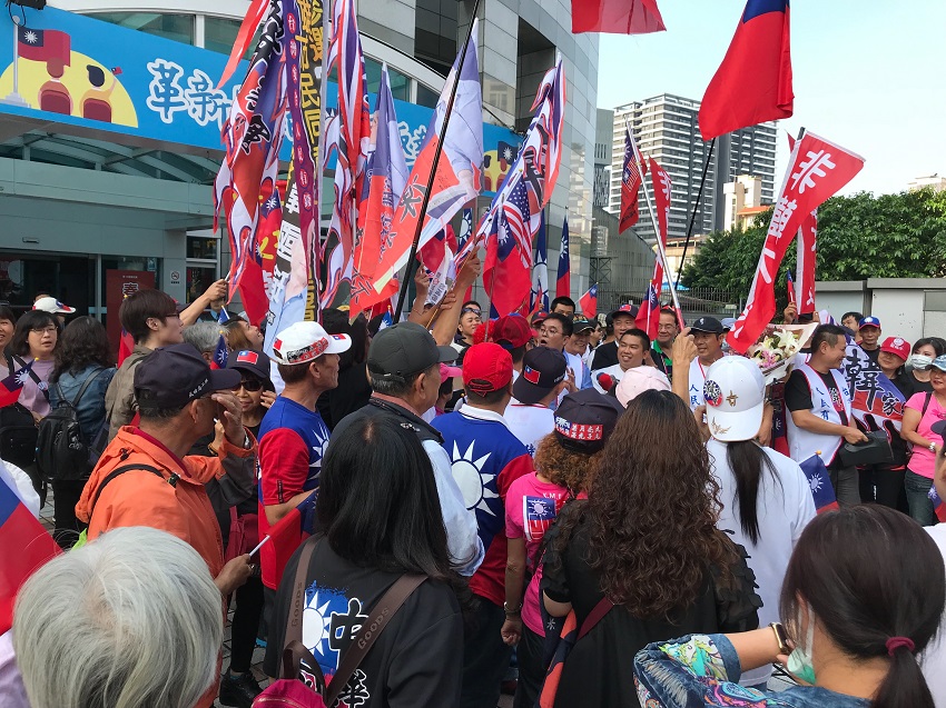 韓粉上午集結於國民黨中央,表達力挺韓國瑜選總統的決心。 圖:趙婉淳/攝 韓粉上午集結於國民黨中央,表達力挺韓國瑜選總統的決心。 圖:趙婉淳/攝