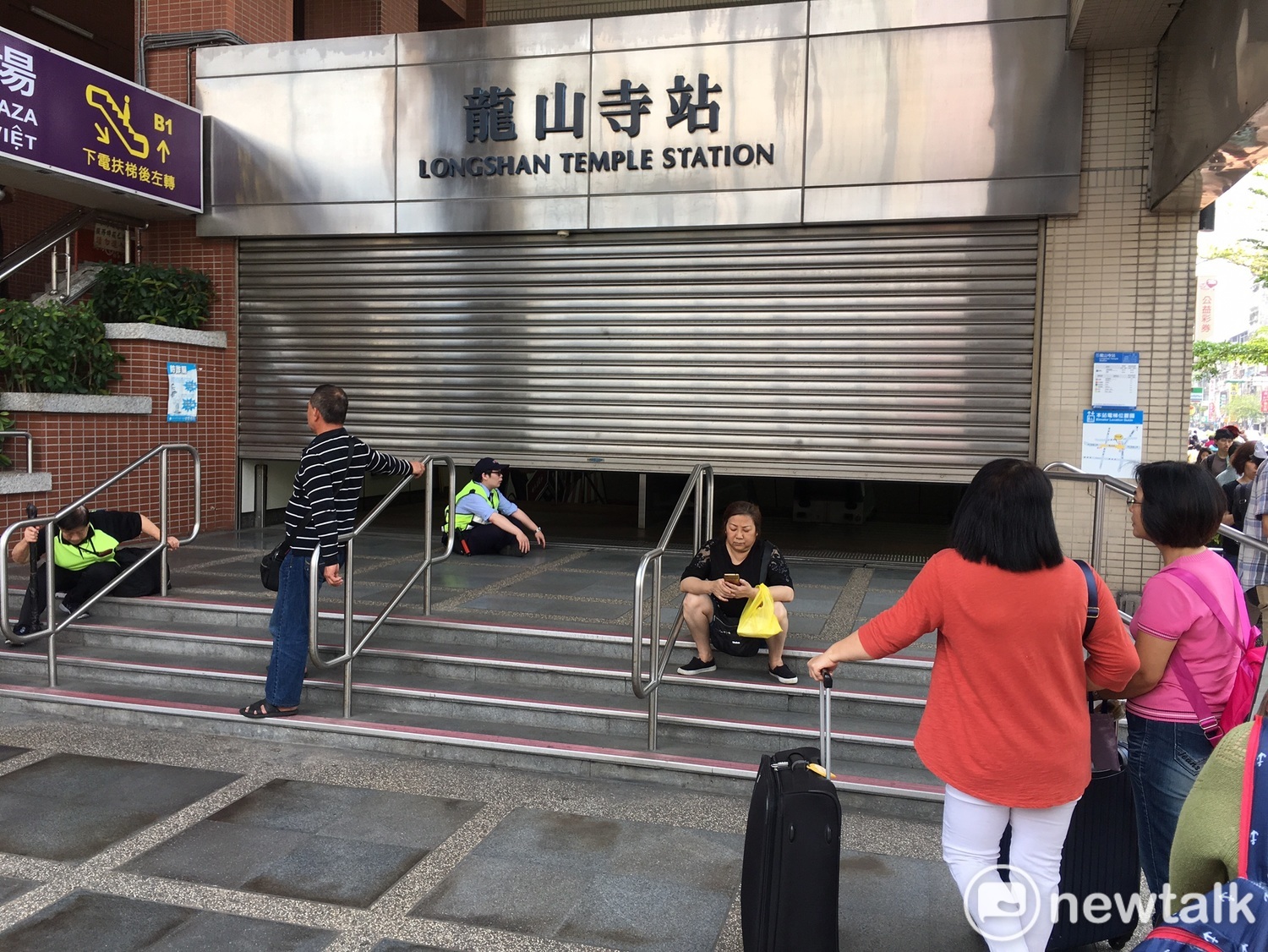 花蓮6.1強震,台北震度達到四級,捷運因而短暫停駛。圖為捷運龍山寺站。 圖:張良一/攝 花蓮6.1強震,台北震度達到四級,捷運因而短暫停駛。圖為捷運龍山寺站。 圖:張良一/攝