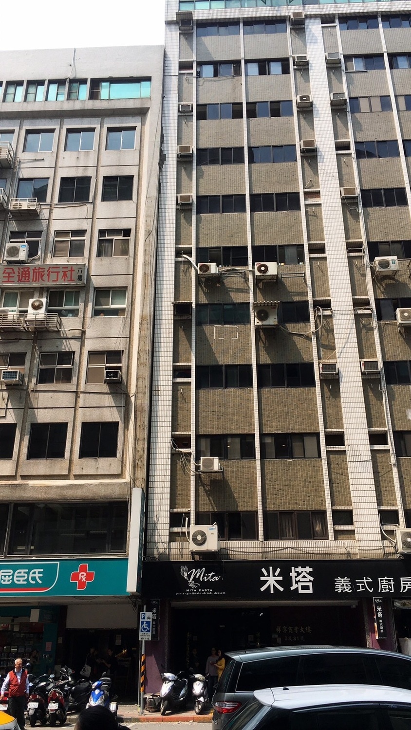 北市長安東路傳出大樓傾斜。 圖:北市消防局/提供 北市長安東路傳出大樓傾斜。 圖:北市消防局/提供